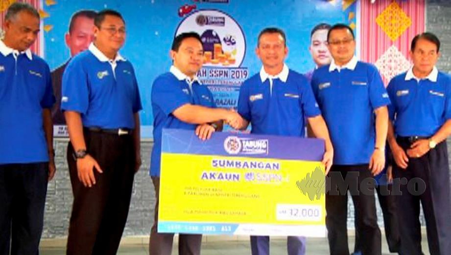 WAN Saiful (tiga dari kiri) menyampaikan replika cek sumbangan Tabung SSPN untuk sekolah di seluruh negeri Terengganu. FOTO Rosli Iham.