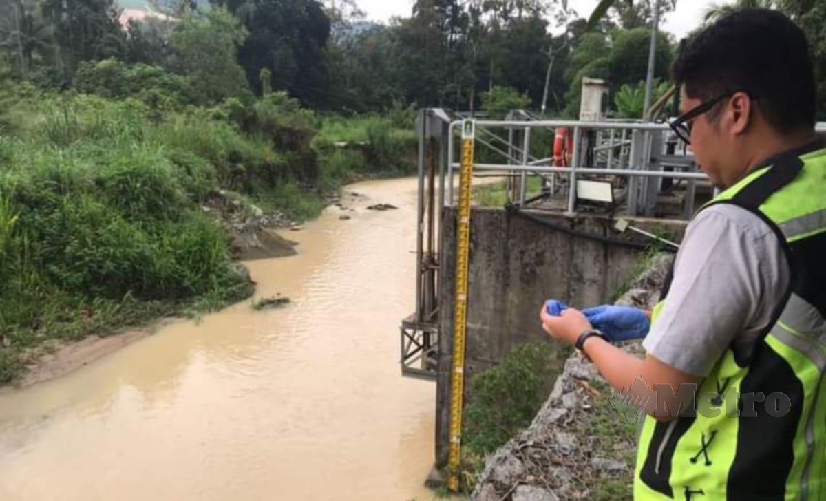 Kakitangan Lembaga Urus Air Selangor (LUAS) memantau keadaan Sungai Pasir selepas mengesan kadar kekeruhan di muka sauk Loji Rawatan Air (LRA) Wangsa Maju, semalam. FOTO IHSAN FB LUAS