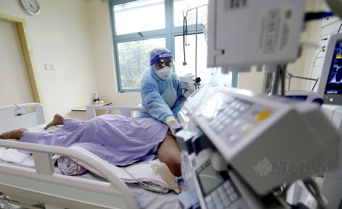 Ketua Jururawat Junaini Johari memeriksa pesakit di ICU Hospital Sungai Buloh. FOTO EFFENDY RASHID 