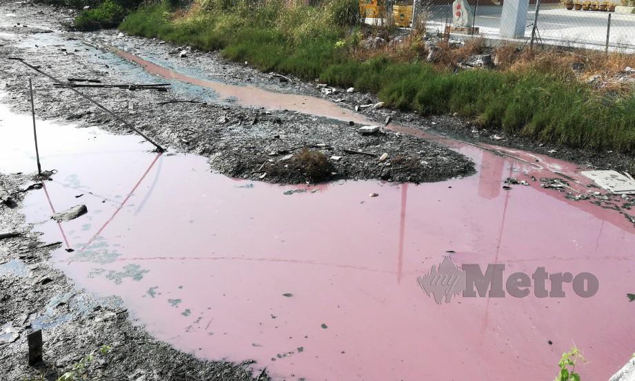 WARNA air anak sungai di Kampung Baru Sungai Tiang menjadi merah jambu. FOTO Noor Hidayah Tanzizi   