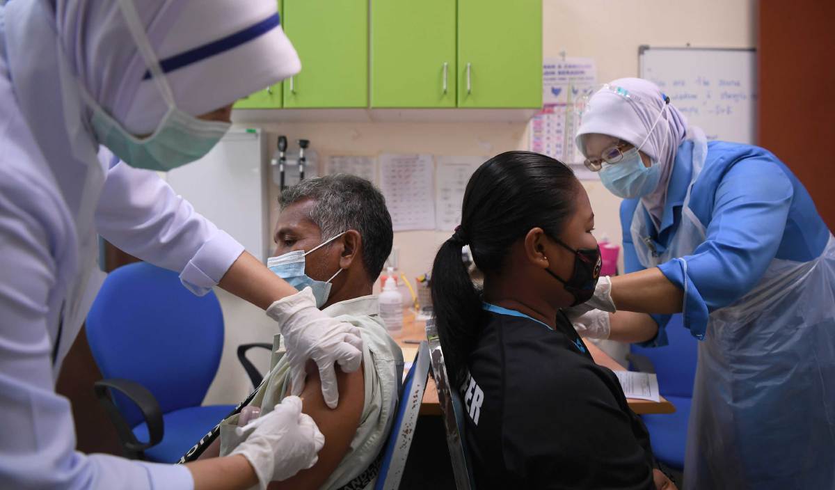 SEMUA rakyat Malaysia perlu membuat pendaftaran untuk  menerima vaksin bagi mencegah Covid-19. FOTO BERNAMA