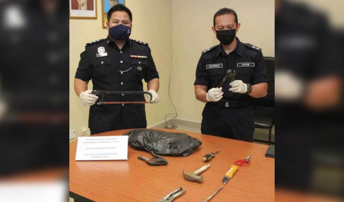 AHMAD Ridhwan (kanan) menunjukkan peralatan yang digunakan dua suspek yang mencuri kabel di sebuah kilang terbengkalai di Telok Panglima Garang pada Jumaat lalu. FOTO Ihsan IPD Kuala Langat