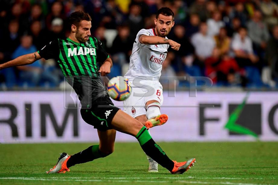 SUSO (kanan) merembat bola ke gawang Sassuolo. FOTO/AFP  
