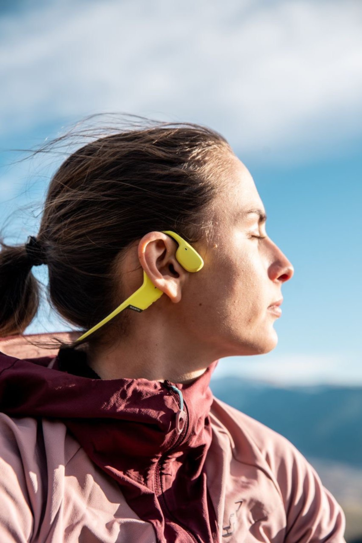 PERANTI boleh pakai fon kepala memberikan kebebasan kepada pengguna untuk mendengar muzik atau sebagainya.