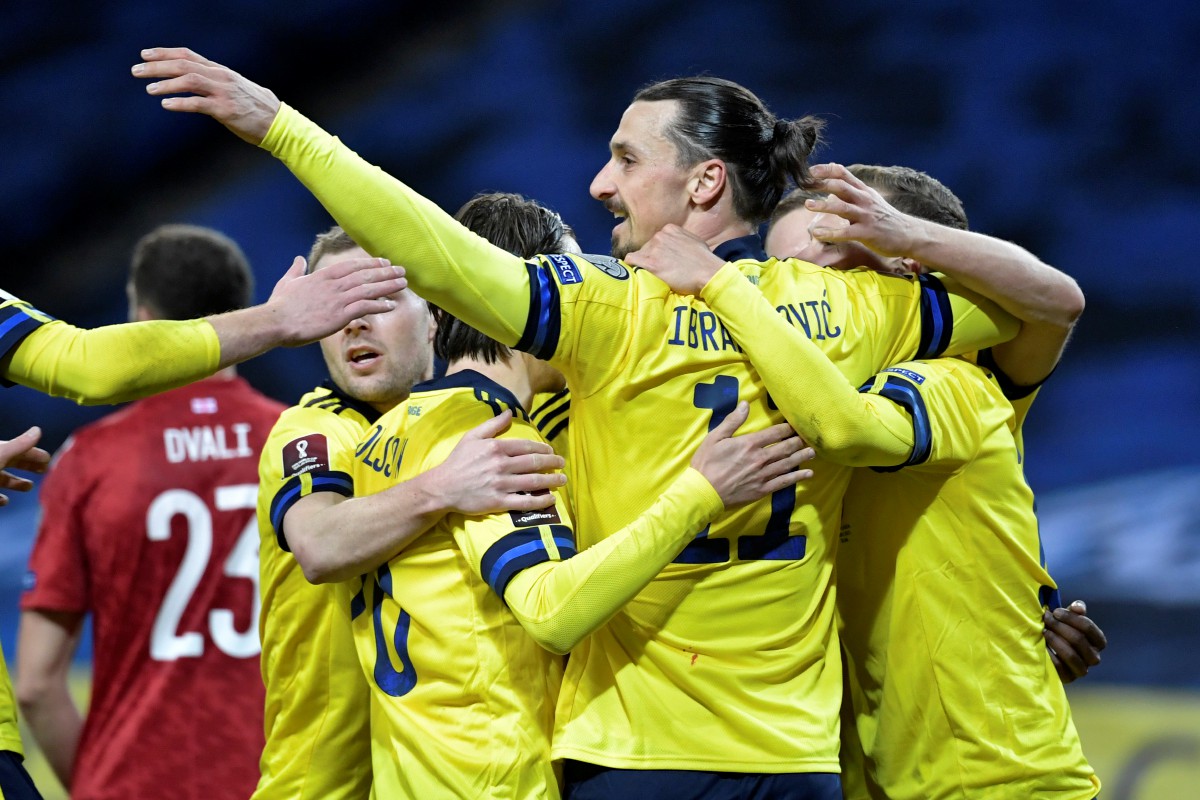 Penyerang Sweden, Zlatan Ibrahimovic (tengah) meraikan jaringan pasukannya. FOTO Agensi