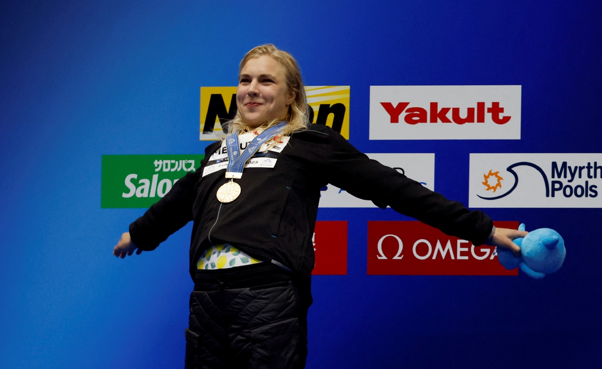 RUTA meraikan kejayaannya mencatat rekod dunia baharu ketika memenangi pingat emas acara 50m kuak dada wanita, hari ini. FOTO REUTERS 