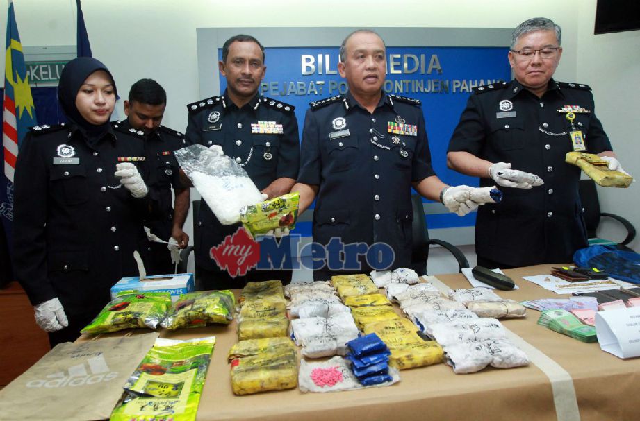 Ketua Polis Pahang, Datuk Seri Rosli Ab Rahman (tengah) menunjukkan 4.15 kilogram (kg) syabu serta 36,000 pil kuda bernilai RM1.55 juta yang dirampas dalam serbuan di sebuah rumah di Tanjung Lumpur, Jumaat lalu. FOTO NSTP/MUHD ASYRAF SAWAL