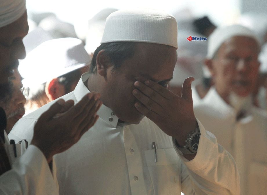 Mohd Abdurrahman kelihatan sedih selepas mengimamkan solat jenazah ayahnya di Masjid Jamek Kg Baru. FOTO Yazit Razali