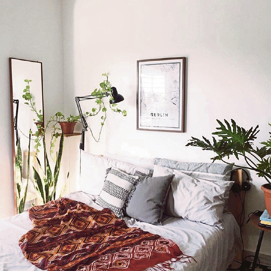 GANDINGAN tumbuhan dan elemen hiasan beri ketenangan pada bilik tidur. FOTO Kerol Izwan 