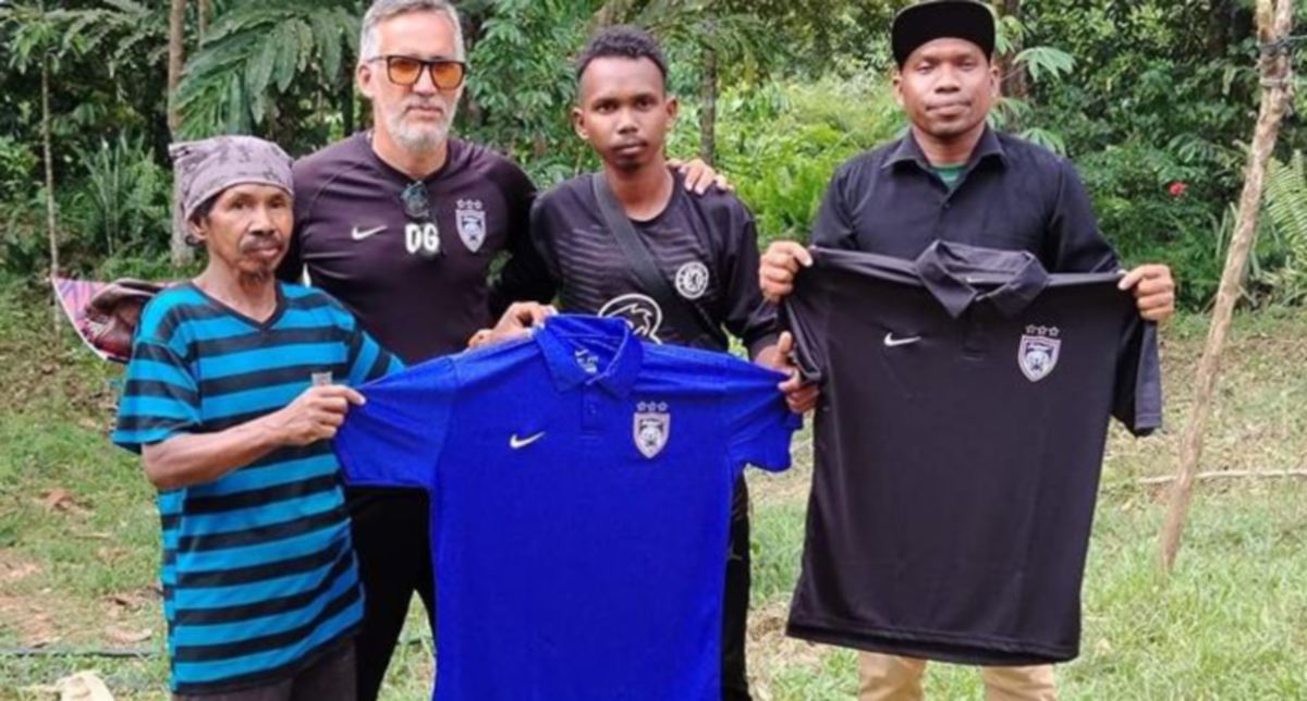 SA’AP (dua dari kanan) bertekad tidak akan mensia-siakan peluang yang diberikan. FOTO Ihsan Facebook Darul Takzim FC & Johor FA