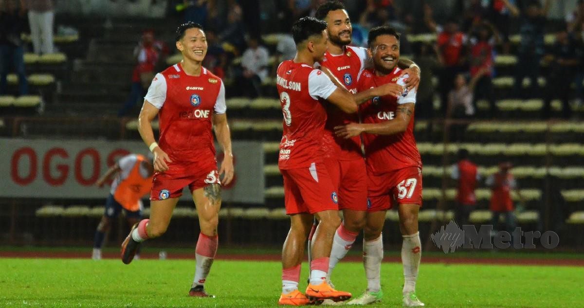 PEMAIN Sabah FC, Saddil meraikan jaringan gol bersama rakan sepasukan ketika menentang Kuala Lumpur City FC pada perlawanan Liga Super di Stadium Likas. FOTO MOHD ADAM ARININ