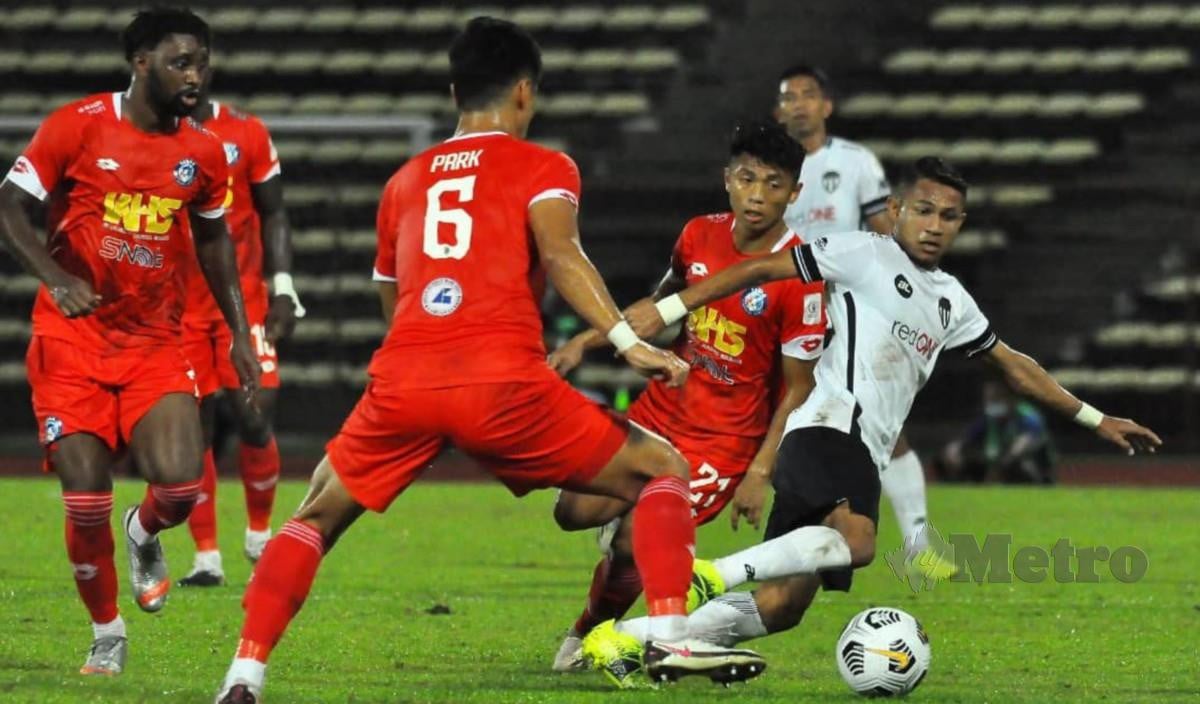 AKSI perlawanan dalam saingan Liga Super Sabah FC menentang Terengganu FC di Stadium Likas, malam ini. FOTO MOHD ADAM ARININ