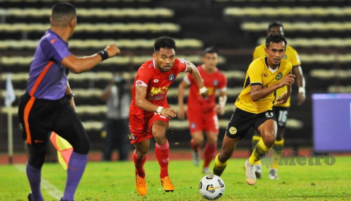 PEMAIN Sabah FC, Saddil (dua dari kiri) mengawal bola dari dirampas oleh pertahanan Perak FC, Shakir Hamzah dalam saingan Liga Super di Stadium Likas malam ini. FOTO MOHD ADAM ARININ
