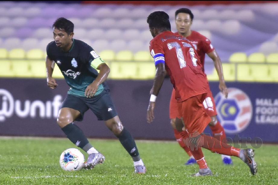 KAPTEN Melaka Safiq (kiri) menguasai bola ketika berdepan PJ City di Stadium Hang Jebat Paya Rumput. FOTO NAZRI ABU BAKAR