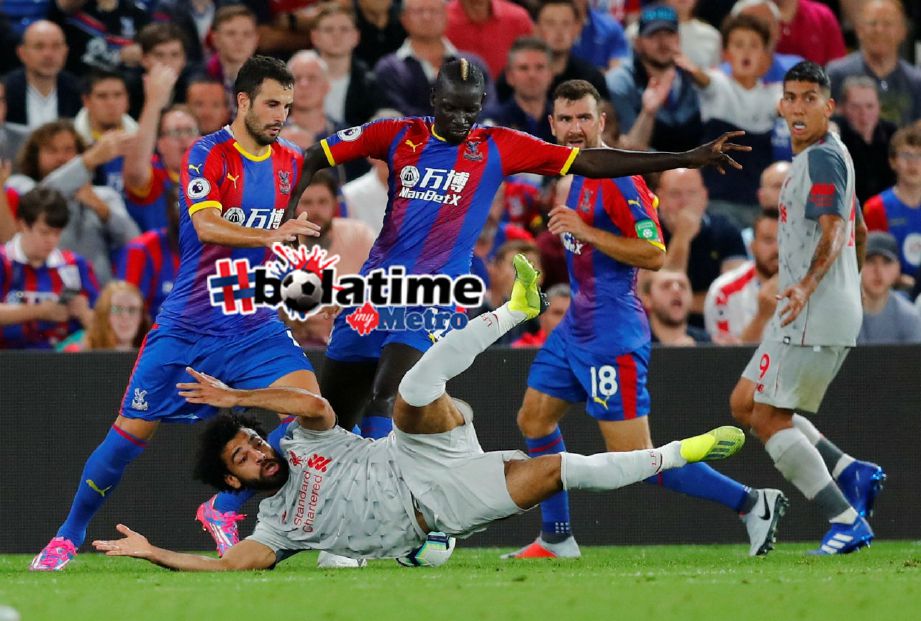 SALAH didakwa berpura-pura dikasari dalam perlawanan antara Liverpool dan Crystal Palace. Foto REUTERS 