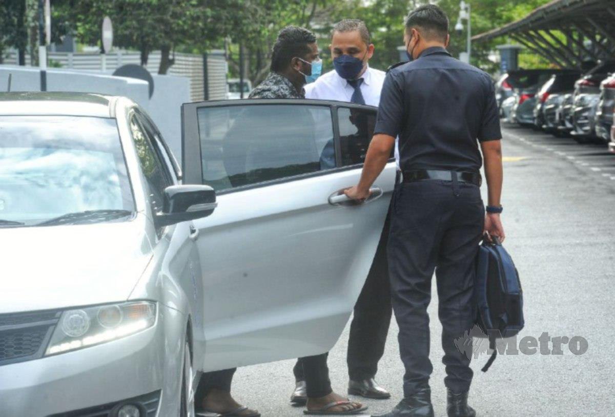 GOPINATH mengaku bersalah atas pertuduhan memperdayakan pekerja kedai telefon bimbit hingga mangsa menyerahkan dua peranti dianggarkan bernilai lebih RM7,500. FOTO Ahmad Hasbi