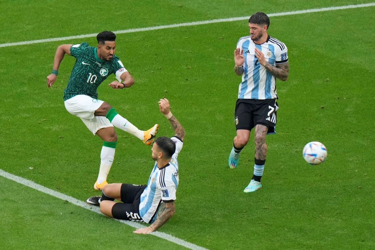 Aksi pemain Arab Saudi, Salem Al-Dawsari ketika menjaringkan gol berdepan Argentina. FOTO AP 
