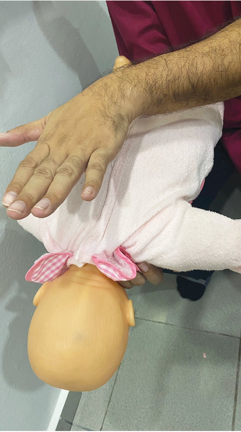 MENEPUK belakang bayi sebanyak lima kali bagi mengeluarkan benda asing.
