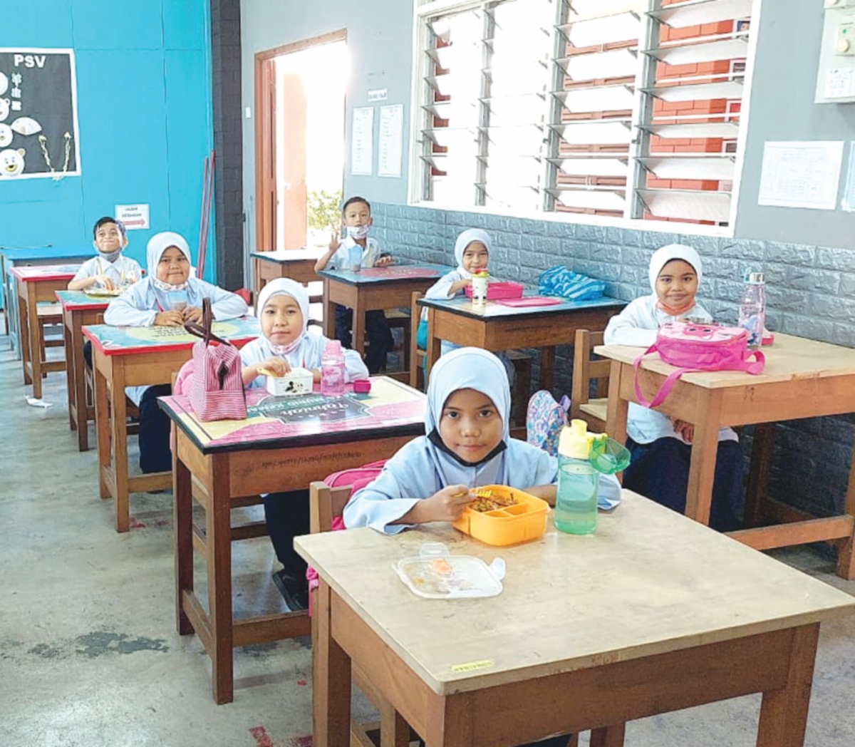 MURID tahun satu Sekolah Kebangsaan Padang Setengge, Hulu Terengganu, Terengganu  menjamu selera dalam kelas ketika sesi persekolahan berlangsung sebelum fasa endemik selepas negara menerima ancaman Covid-19, kebanyakan ibu bapa ketika itu mempunyai masa menyediakan makanan untuk anak mereka.