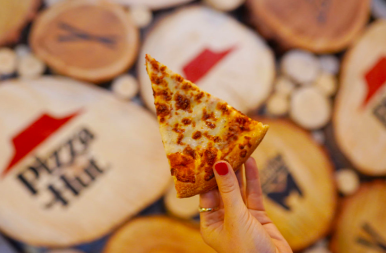 Pizza Hut menawarkan pertukaran baucar piza jenama berbeza dengan piza buatan tangan dari Pizza Hut secara percuma.