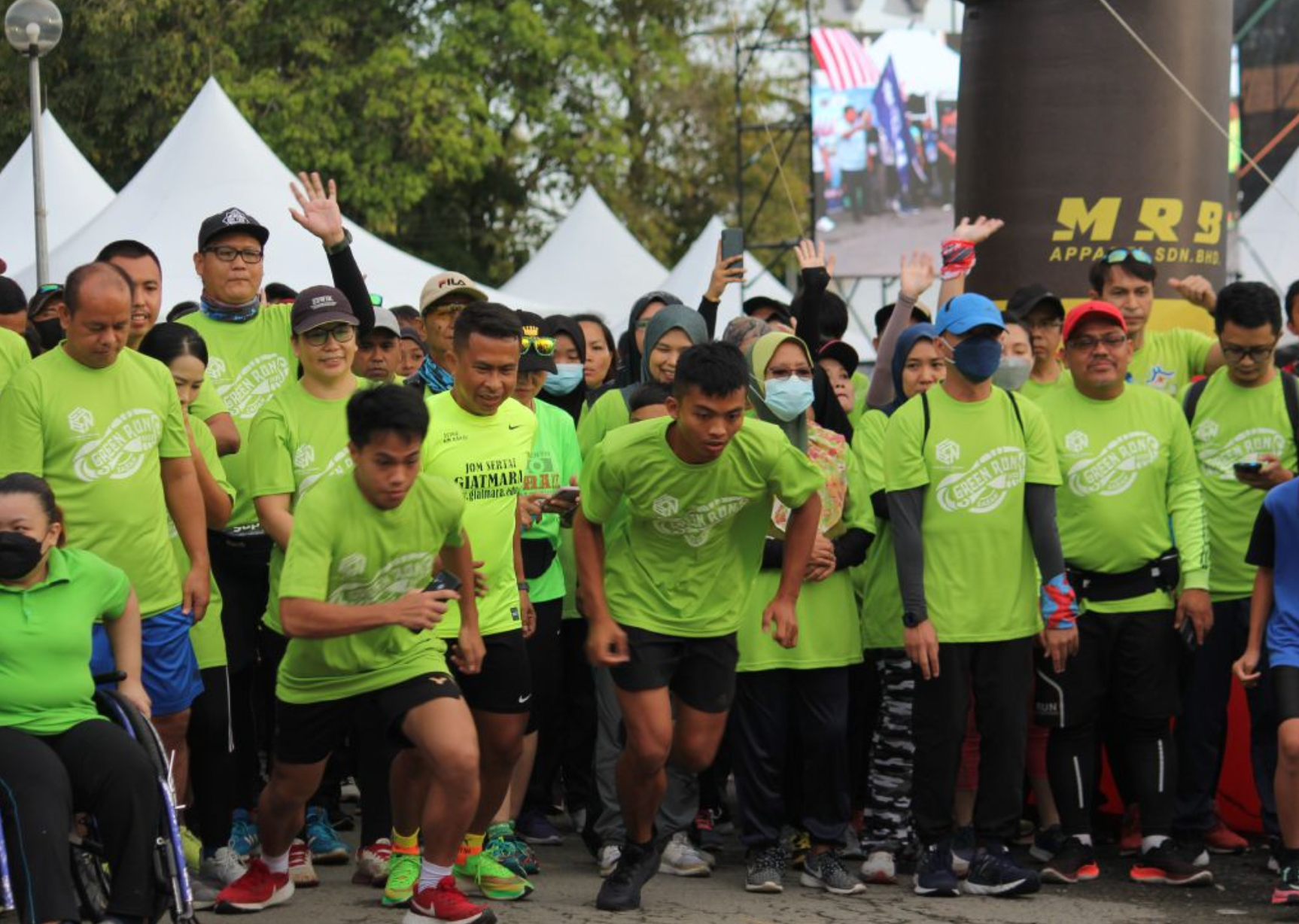 PESERTA Green Run, Fun Ride dan Walk For Life memulakan larian sempena Karnival Sambutan HBN 2022 Peringkat Kebangsaan.