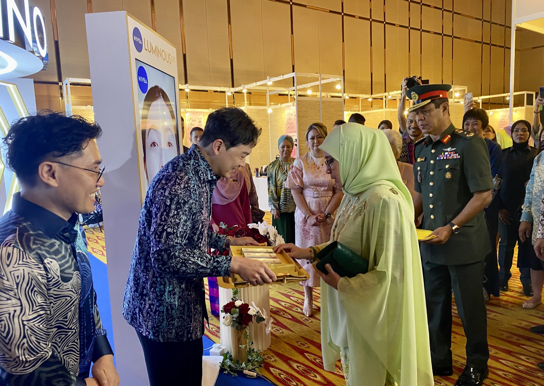 Ng Hock Guan, Pengurus Negara Beiersdorf Malaysia dan Singapura, memberi penghormatan yang berbeza dengan menyampaikan Serum NIVEA LUMINOUS 630 Anti-Bintik Penuaan dan Kedutan baharu kepada Permaisuri ke Permaisuri Agong - FOTO NIVEA