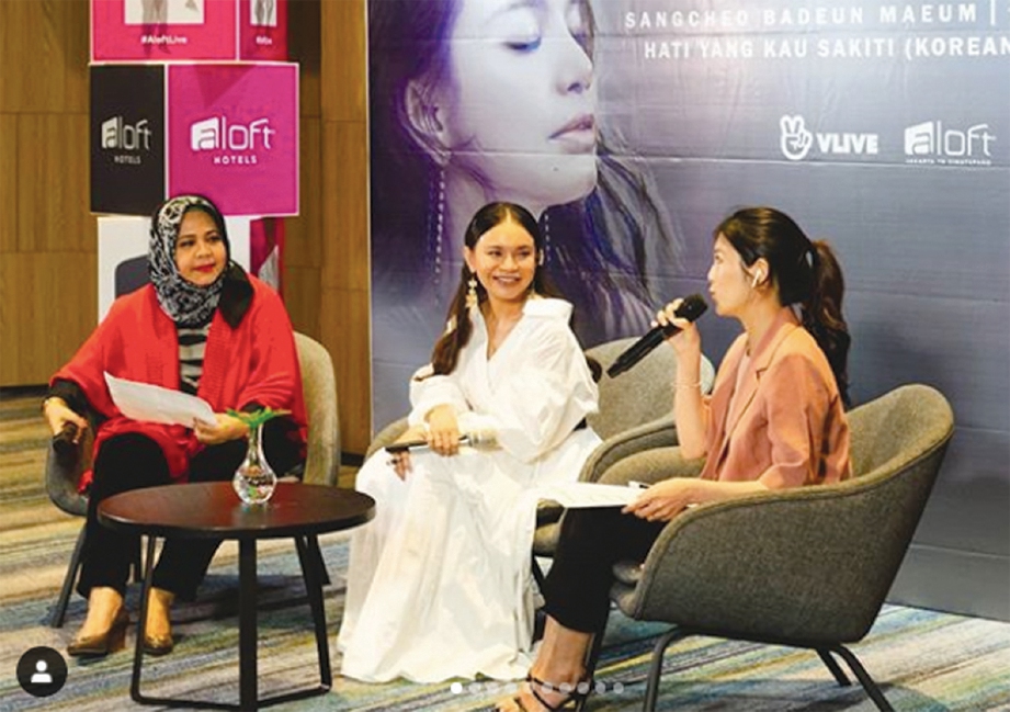 ROSSA (tengah) ketika muncul dalam satu program wawancara di Kuala Lumpur.
