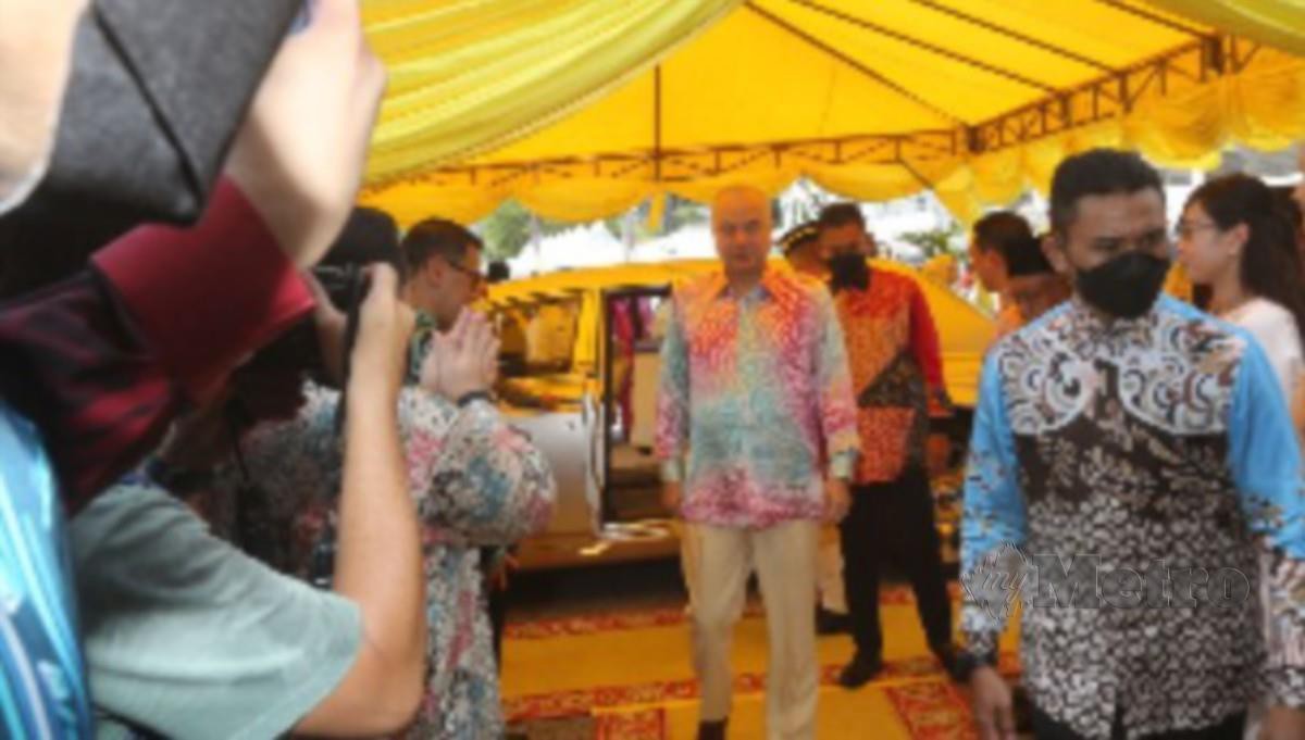 SULTAN Nazrin berkenaan hadir pada majlis Rumah Terbuka Hari Raya Aidilfitri Peringkat Negeri Perak di Perkarangan Stadium Indra Mulia Ipoh. FOTO L Manimaran.