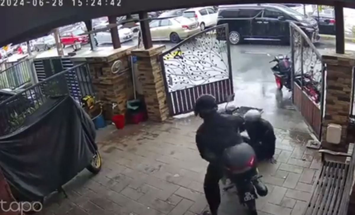 RAKAMAN CCTV menunjukkan dua suspek mencuri motosikal. FOTO tular