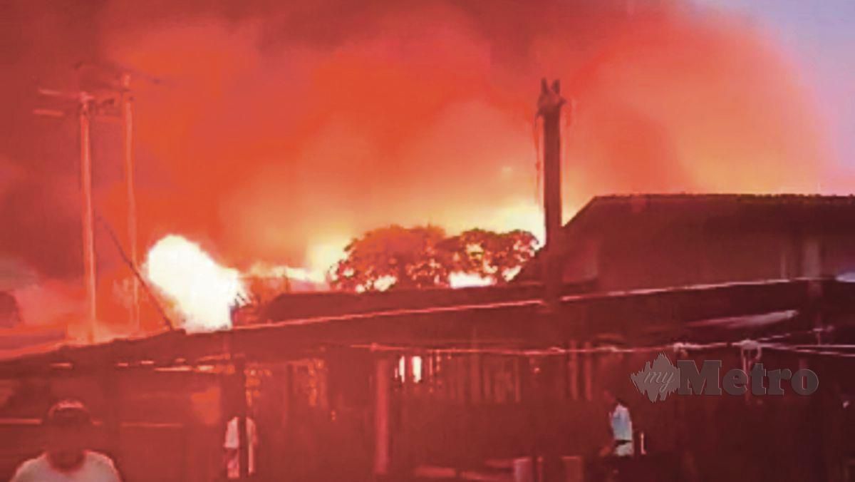 Keadaan rumah yang terbakar di Kampung Cenderamata Limbungan, Jalan Batu Sapi, Sandakan.