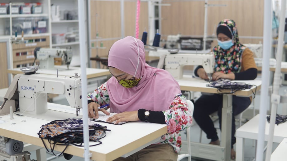 KAKITANGAN Batik Boutique menjahit pelitup muka untuk dijual di DestionationGOOD.com.  FOTO Ihsan AIRASIA