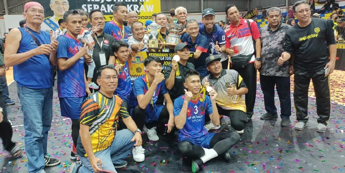PASUKAN Johor ceria selepas menjuarai Piala Tun Ali. FOTO NAZRI ABU BAKAR