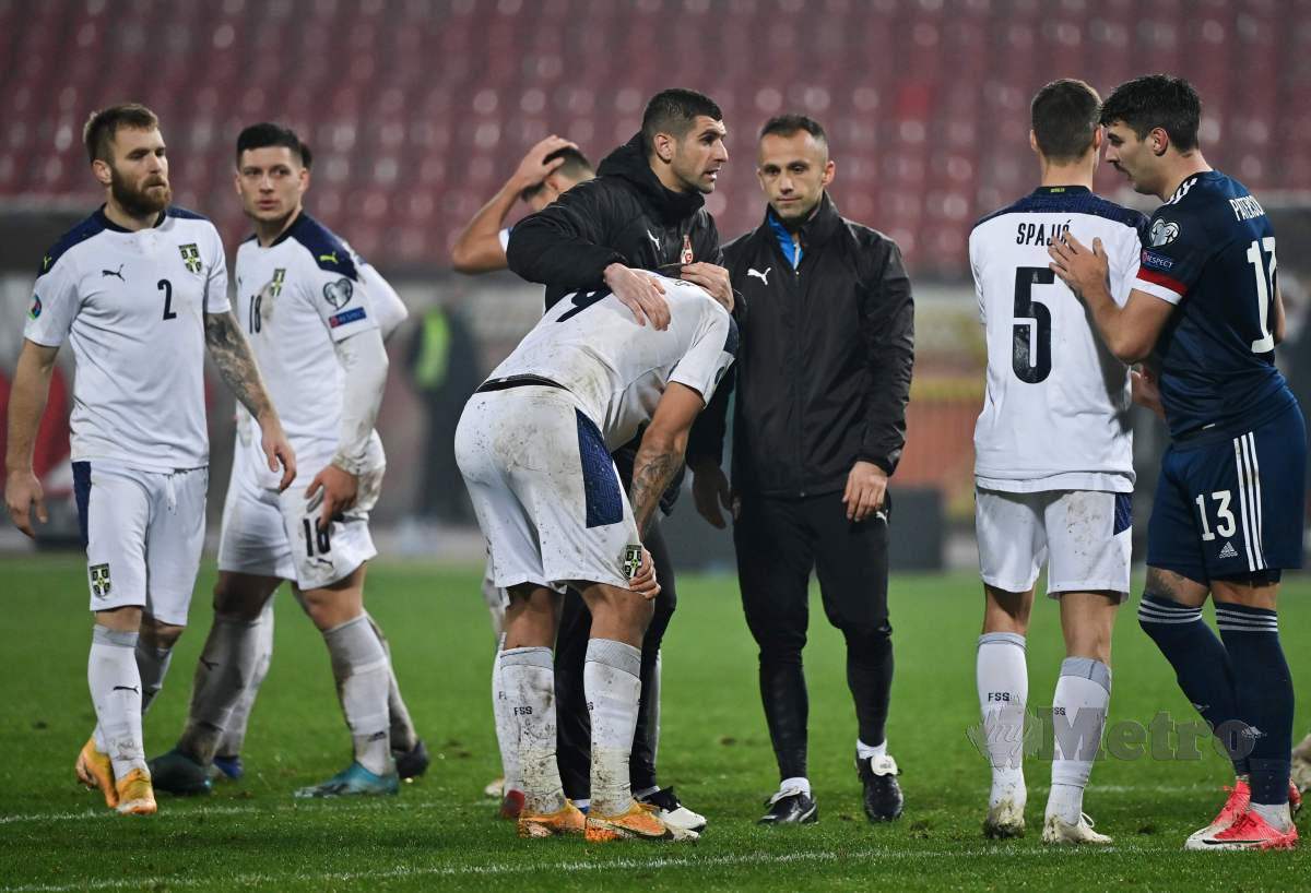 PEMAIN Serbia (jersi putih) terpaksa berdepan satu lagi kesukaran selepas kehilangan empat pemain menjelang aksi Liga Negara-Negara UEFA. FOTO AFP