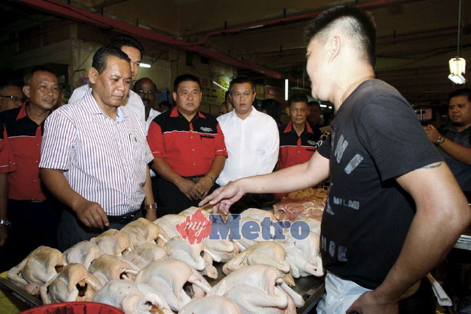 MENTERI Besar Negeri Sembilan, Aminuddin Harun beramah mesra dengan peniaga ketika melawat Pasar Besar Seremban. Foto STR/ADZLAN SIDEK.