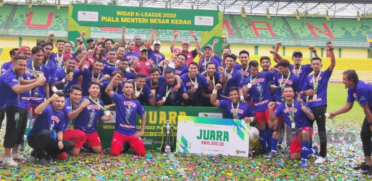 PASUKAN Sungai Tiang meraikan kemenangan selepas bergelar juara pada kejohanan Widad K-League 2022 Piala Menteri Besar Kedah di Stadium Darul Aman semalam. FOTO IZZALI ISMAIL