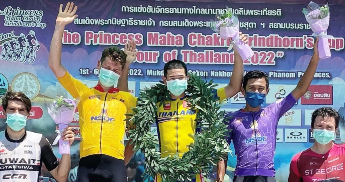 SHAHRUL (dua dari kanan) membantu TSG terus menguasai kedudukan podium. FOTO Ihsan Pasukan Terengganu Polygon Cycling