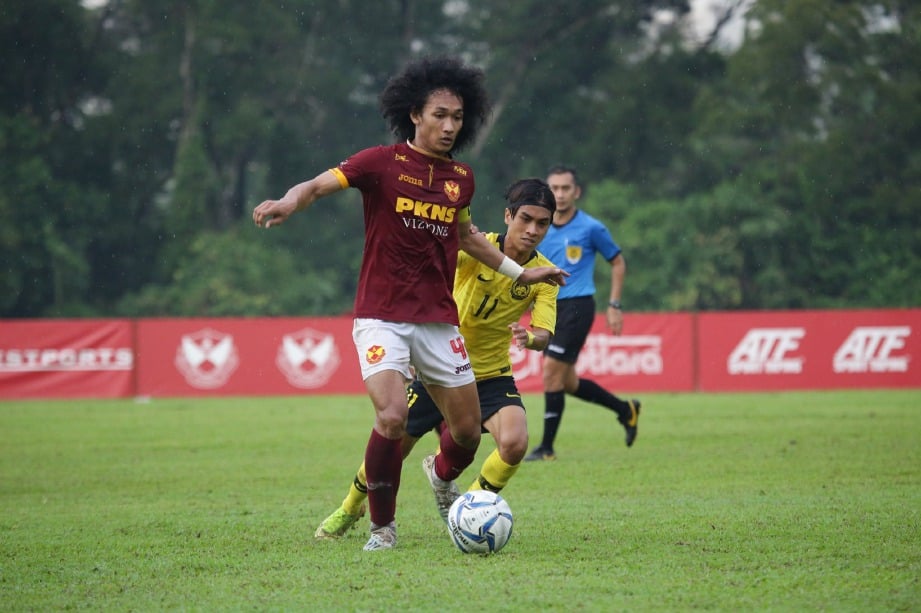 SHAHRUL Nazeem (depan) puji kemampuan skuad B-19 negara. FOTO Ihsan Facebook Persatuan Bolasepak Selangor