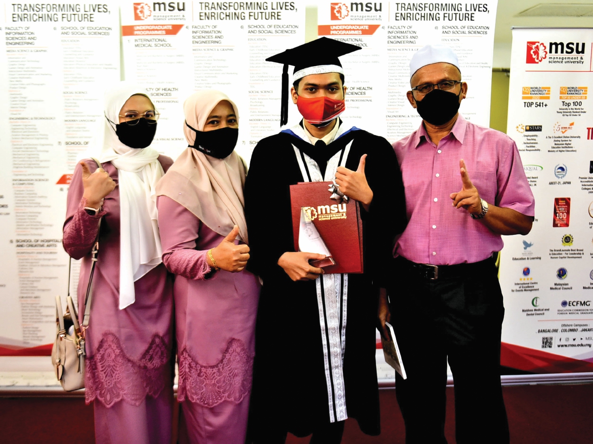 AMSYAR berkongsi kejayaan bersama dari kiri kakak, Nurul Aqilah, ibu Sapina Ramli dan bapa Hadzeri Abd Manap.