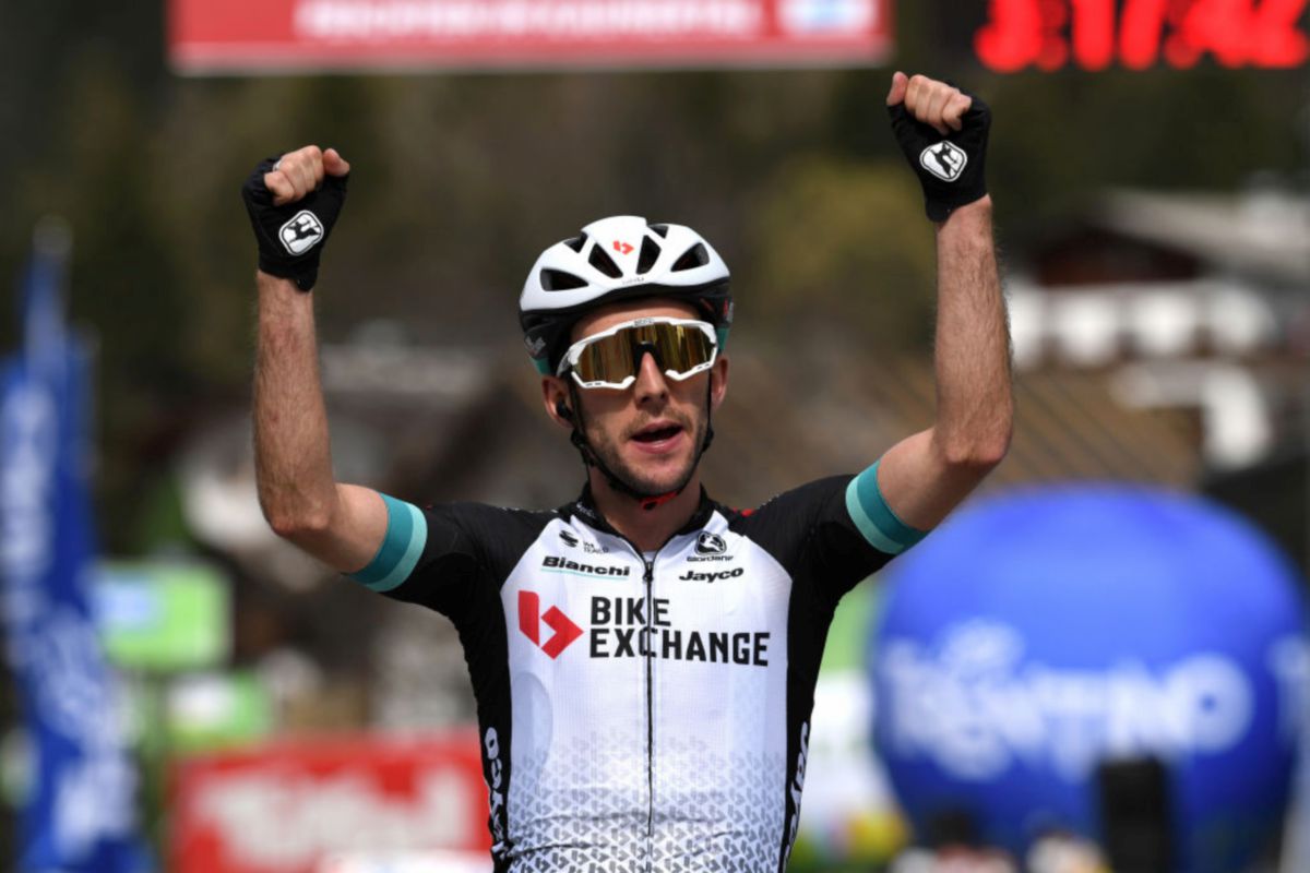 Pelumba Team BikeExchange dari Britain, Simon Yates meraikan kejayaannya melintasi penamat di Jelajah Alps. FOTO Agensi