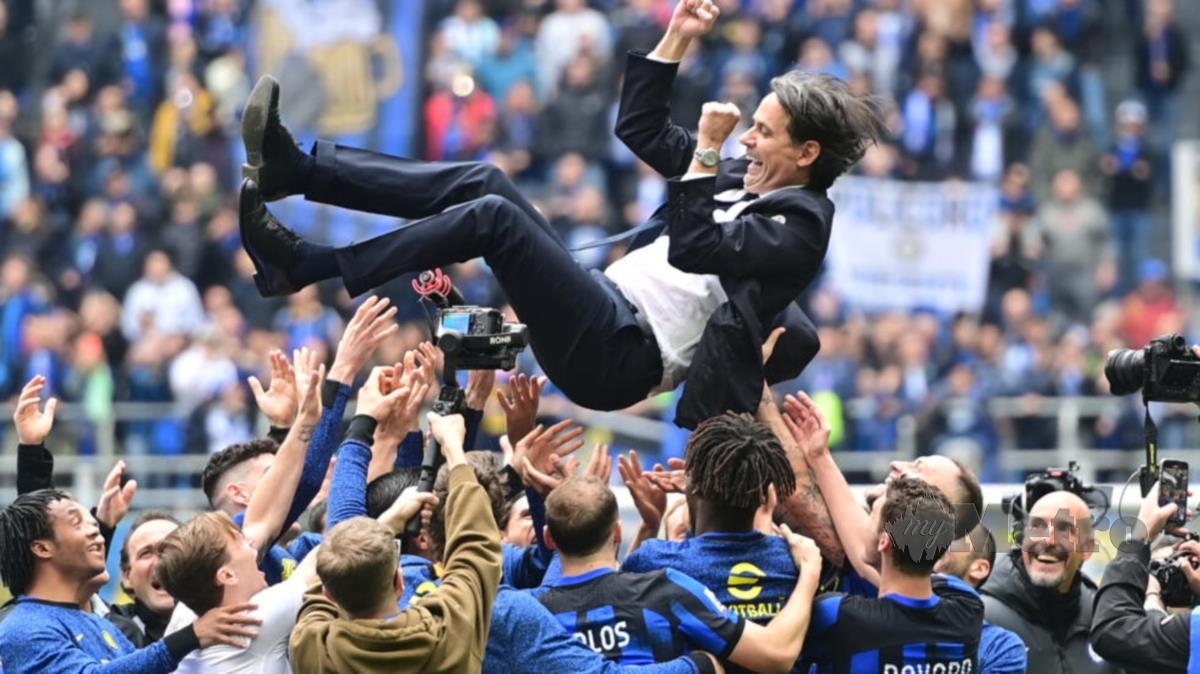 Pengendali Inter Milan Simone Inzaghi diraikan pemain pasukannya baru-baru ini.