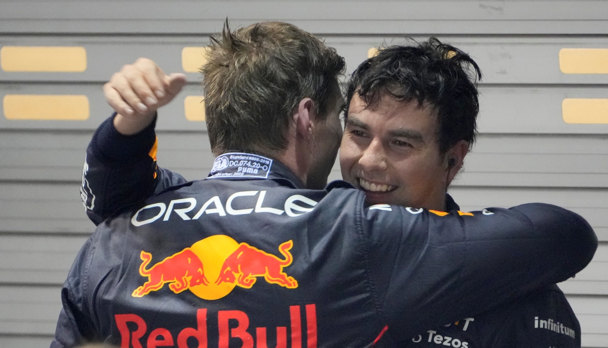 PEMANDU Red Bull, Sergio Perez (kanan) dipeluk rakan sepasukannya, Max Verstappen selepas memenangi perlumbaan GP Singapura. - AP