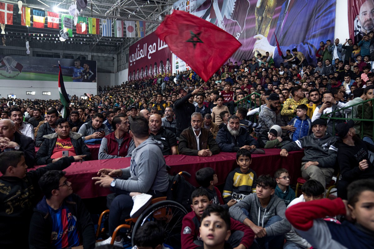 Peminat meraikan kejayaan Maghribi mara ke separuh akhir. FOTO AP 