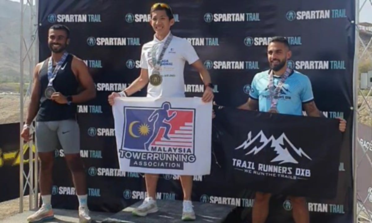 WAI Ching (tengah) megah di podium bersama pemenang tempat kedua dan ketiga di Dubai. FOTO Ihsan Instagram mastowerrunner