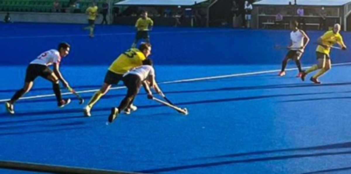 WALAUPUN tewas 0-3, skuad kebangsaan berjaya mengatasi Australia 4-3 menerusi pukulan penalti dalam satu sesi selepas tamat perlawanan itu. FOTO Ihsan Konfederasi Hoki Malaysia