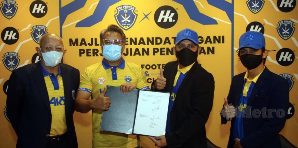 SUFFIAN (dua kiri) bertukar dokumen dengan Soallihin pada majlis menandatangani perjanjian penajaan kelengkapan sukan Liga Super musim depan di Sri Pahang FC Lounge, Kuantan. FOTO FARIZUL HAFIZ AWANG
