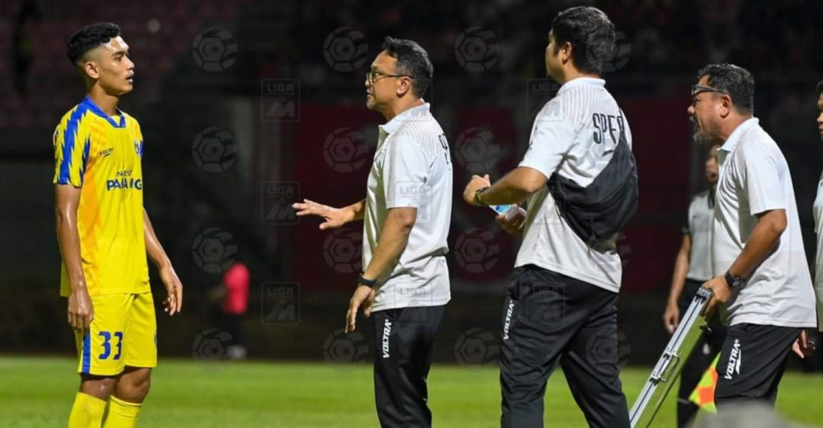 FANDI menyatakan sesuatu kepada Saiful Jamaluddin . FOTO Ihsan Liga Bolasepak Malaysia