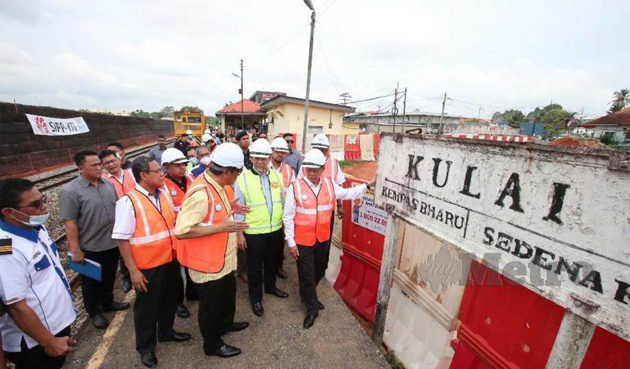 MUSTAPA (kanan) membuat lawatan ke tapak Projek Landasan Berkembar Elektrik Gemas-Johor Bahru (PLBEGJB) di Stesen Keretapi Kulai. FOTO Mohd Azren Jamaludin