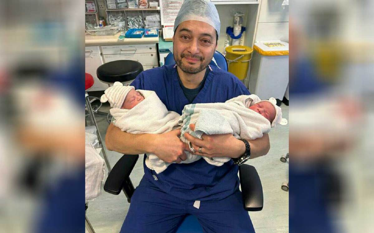Stephen Rahman bersama bayi kembar lelakinya. 