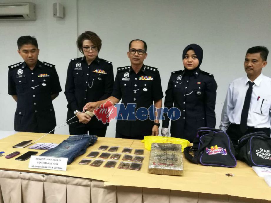 KETUA Polis Daerah Subang Jaya Asisten Komisioner Mohammad Azlin Sadari menunjukkan dadah jenis ganja seberat 3.3 kg yang dirampas dari dua lelaki warga asing di sebuah rumah di Jalan SS15/4C. 