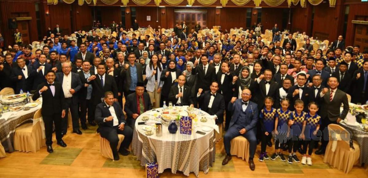 SHUKRI (tengah) bergambar bersama atlet negeri itu ketika Majlis Penghargaan Atlet Negeri Perlis Tahun 2023. FOTO AIZAT SHARIF